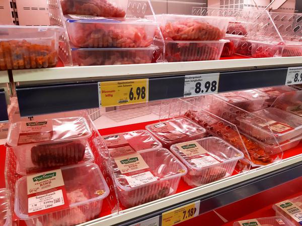 Abschied vom Billigfleisch: Die Lebensmittelhändler verlangen bessere Haltungsbedingungen.