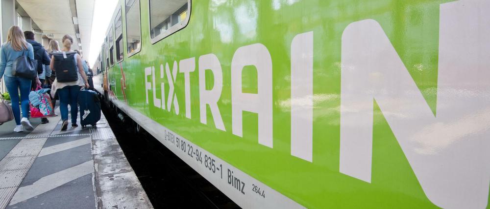 Ein FlixTrain hält auf der neuen Verbindung Berlin - Köln im Hauptbahnhof Hannover
