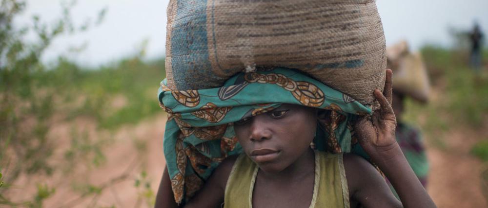 Ein Flüchtlingsjunge in der Demokratischen Republik Kongo. Vor allem vertriebene Kinder und Frauen sind Zwangsarbeit ausgesetzt.