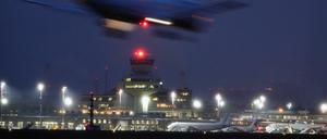 Ein Flugzeug landet am Abend auf dem Flughafen Tegel. Mehr als 70 Inlandsflüge fallen am Dienstag am Berliner Flughafen Tegel aus. 