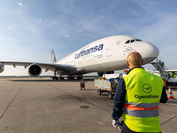 Ein Airbus A380 der Lufthansa auf dem Frankfurter Flughafen im September 
