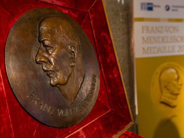 Seit 2005 vergeben Berlins IHK und HWK (fast) jedes Jahr Exemplare der Franz-von-Mendelssohn-Medaille.