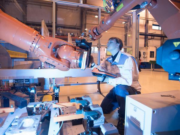 Im Fraunhofer-Zentrum für Kognitive Produktionssysteme in Dresden werden Industrieroboter zur digitalen Funktionalisierung von 3D-Bauteilen entwickelt.