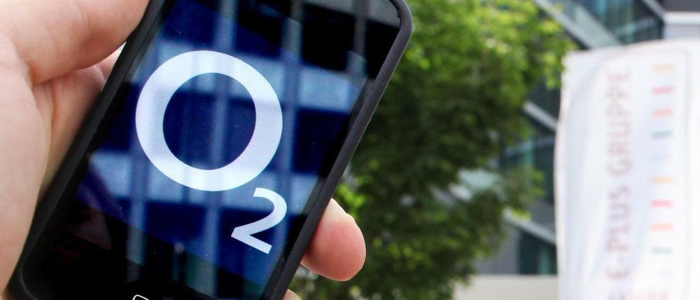 Ein Smartphone mit dem Logo des Telekommunikationskonzern O2.
