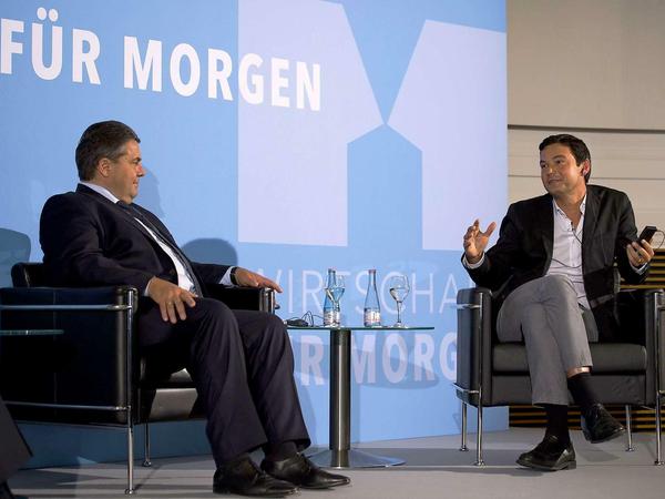 Sigmar Gabriel (SPD) diskutiert am Freitag (7. November 2014) in seinem Ministerium mit dem französischen Ökonomen Thomas Piketty ("Das Kapital im 21. Jahrhundert")