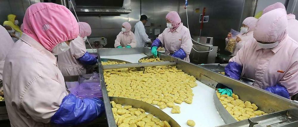 Fleischproduktion bei Husi Food in Schanghai - bevor die Behörden sie gestoppt haben. 