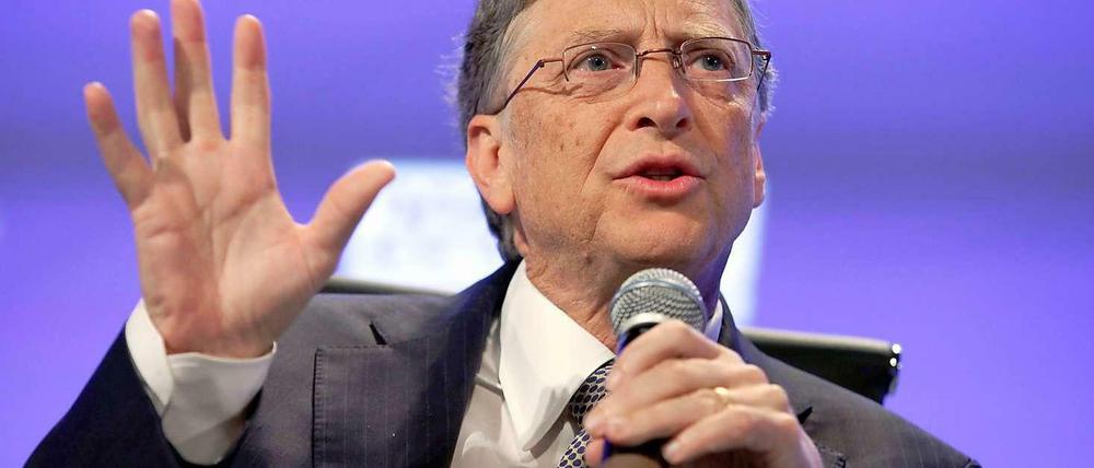 Bill Gates, der Gründer von Microsoft, bei einem Vortrag mit einem Mikrofon in der Hand.