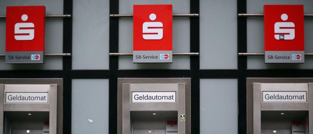 Wenn's ums Geld geht: Die Berliner Sparkasse schränkt das Grundsatzurteil des BGH vom vergangenen April ein und meint, das betreffe nur Gebühren der vergangenen drei Jahre. 
