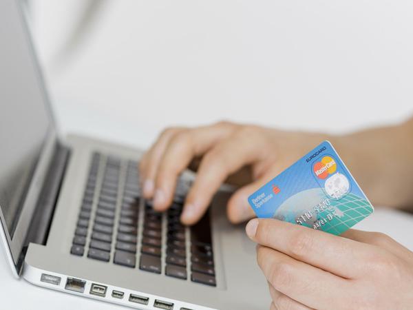 Wenn Verbraucher Waren im Netz einkaufen, wickeln Dienstleister im Hintergrund die Zahlung ab.
