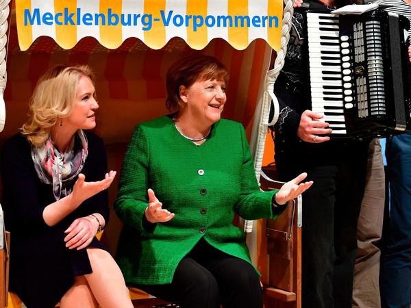 Parteiübergreifende Werbung für Mecklenburg-Vorpommern: Bundeskanzlerin Angela Merkel (CDU), die ihren Wahlkreis in dem Bundesland hat, und Ministerpräsidentin Premier Manuela Schwesig (SPD, links) werben auf der ITB für das Küstenland. 