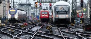 Soll das Gleisnetz bald nicht mehr zur Deutschen Bahn gehören? Die Ampelkoalitionäre sind sich nicht einig.