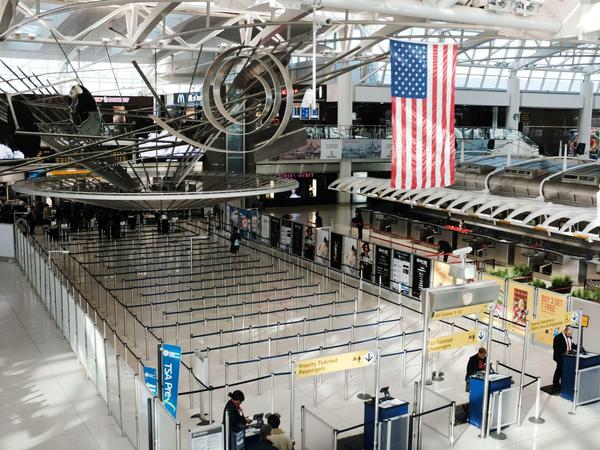 Wenig los: Am internationalen Abflugterminal am John F. Kennedy Flughafen sind nur wenige Reisende unterwegs. 
