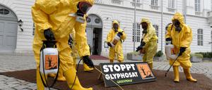 Mitglieder der Umweltorganisation Greenpeace im Rahmen einer Protestaktion zum Thema Glyphosat-Verbot.