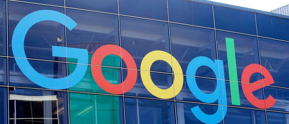 Das Logo von Google an der Fassade des Hauptsitzes des Mutterkonzerns Alphabet in den USA.