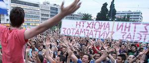 Junge Griechen versammeln sich vor dem griechischen Regierungsgebäude in Athen und protestierten gegen die wirtschaftliche Situation und die hohe Arbeitslosigkeit. (Archivbild von 2011)