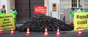 Greenpeace-Aktivisten haben am Freitag (7. November 2014) acht Tonnen Braunkohle vor das Bundeswirtschaftsministerium abgeladen, um gegen die Politik von Sigmar Gabriel (SPD) zu protestieren. 