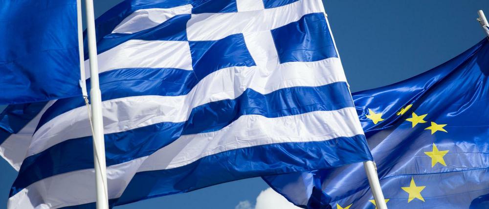 Die griechische Flagge weht zwischen zwei Europafahnen, aufgenommen in Athen. 
