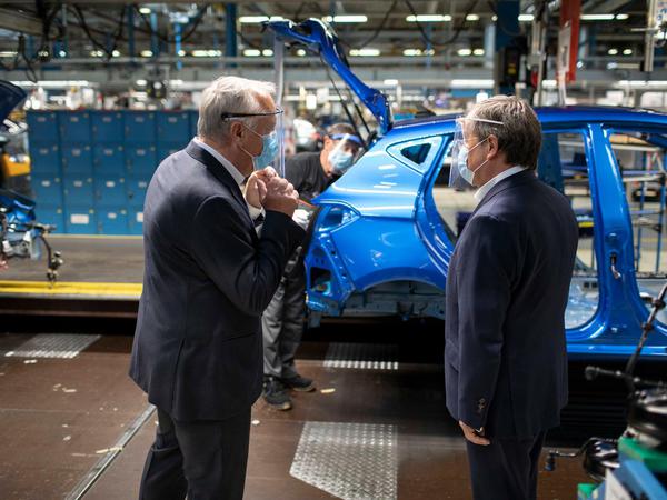 NRWs Ministerpräsident Armin Laschet (rechts) besucht das Ford-Werk in Köln, das wieder in Betrieb ist.