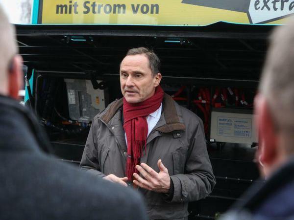Wolfgang Hackauf erklärt bei einer Schulung Busfahrern den Aufbau eines Ebusco-Busses.