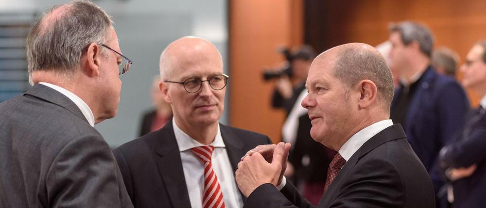 Gegen Hamburgs Bürgermeister Peter Tschentscher (Mitte,SPD) und Kanzler Olaf Scholz (SPD, rechts) wurde Strafanzeige gestellt.