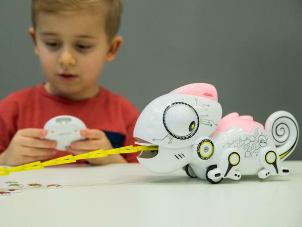Ein Junge spielt am auf der Spielwarenmesse in Nürnberg mit dem "Robo Chameleon" von Silverlit Toys Manufactory. 