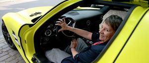 Am Start. Bundesumweltministerin Barbara Hendricks am Steuer des elektrischen Mercedes SLS. 