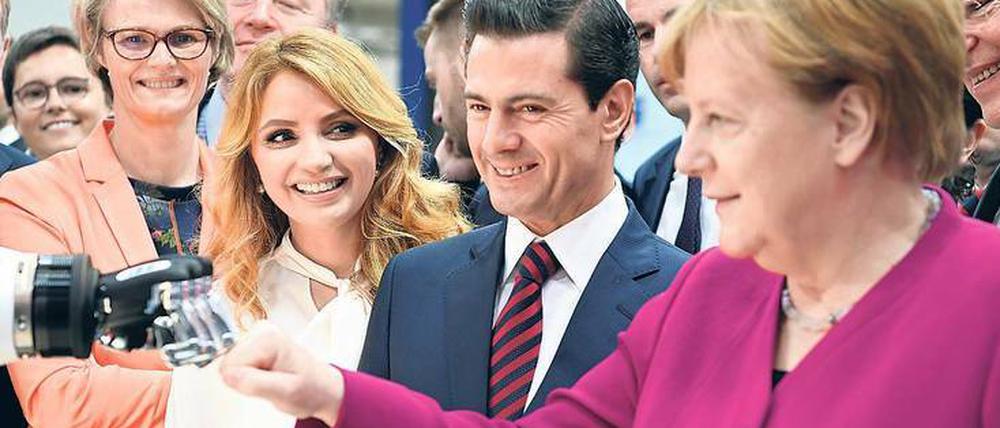Auf der Hannover Messe gab Kanzlerin Angela Merkel einem Roboter den bei Rappern beliebten „Faustgruß“, mit dabei der mexikanische Präsident Enrique Peña Nieto, dessen Frau und Forschungsministerin Anja Karliczek (li.).