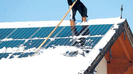 Aufs Dach steigen sollte man der Solaranlage nicht selbst, da die empfindlichen Module verkratzen könnten. Foto: Steffi Loos/ddp