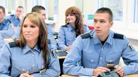 Nochmal Lehrling. Im mittleren Dienst sitzen bei der Polizei auch Schüler im Unterricht, die schon eine andere Ausbildung hinter sich haben. Foto: Polizei Berlin