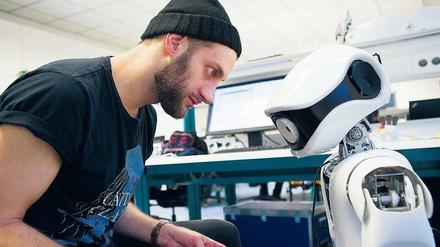 Mit Myon im Labor. Ein Student ergründet das Lernvermögen des humanoiden Roboters der Beuth-Hochschule.