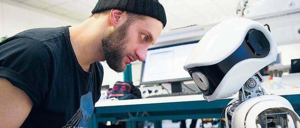 Mit Myon im Labor. Ein Student ergründet das Lernvermögen des humanoiden Roboters der Beuth-Hochschule.