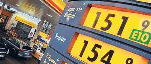 Spritcasino. Derzeit ändern Tankstellen rund 25 Mal die Woche ihre Preise – um bis zu 14 Cent je Liter, sagen Marktbeobachter. Foto: dpa