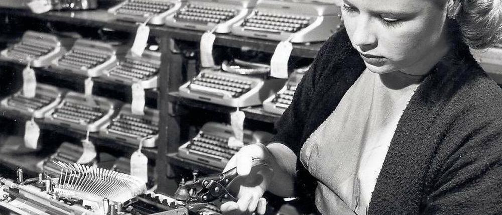 Tageswerk. Eine Frau setzt 1957 in Großbritannien eine Schreibmaschine zusammen.
