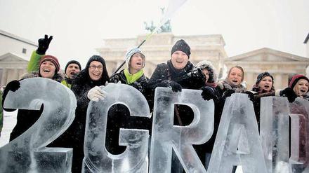 Nur zwei Grad mehr. Das ist das Ziel der Aktivisten, die vor wenigen Tagen vor dem Brandenburger Tor demonstrierten. Denn wenn nichts passiert, steigt die globale Durchschnittstemperatur um vier Grad: durchaus angenehm im Berliner Winter, aber fatal für die Welt.