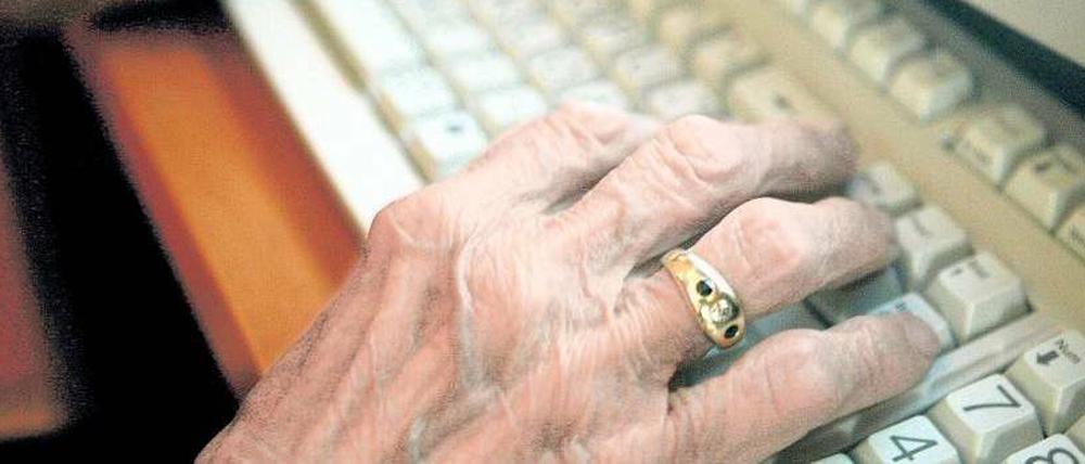 Silver Surfer. Im Jahr 2012 stieg der Anteil der Internetnutzung unter den 60- bis 69-Jährigen auf 62,7 Prozent – und mancher Rentner repariert heute in seiner Freizeit sogar Computer. Foto: dapd