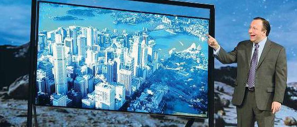 Großer Auftritt: Samsung-Manager Joe Stinziano präsentiert das neue Ultra-HDTV-Gerät mit einer Bildschirmdiagonale von 279 Zentimetern. 