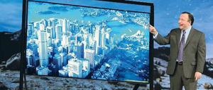 Großer Auftritt: Samsung-Manager Joe Stinziano präsentiert das neue Ultra-HDTV-Gerät mit einer Bildschirmdiagonale von 279 Zentimetern. 