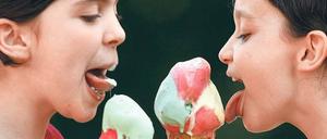 Zwei Mädchen mit extragroßen Eistüten