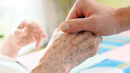 Zu wenige helfende Hände. Gerade in der Altenpflege gibt es Personalmangel. 