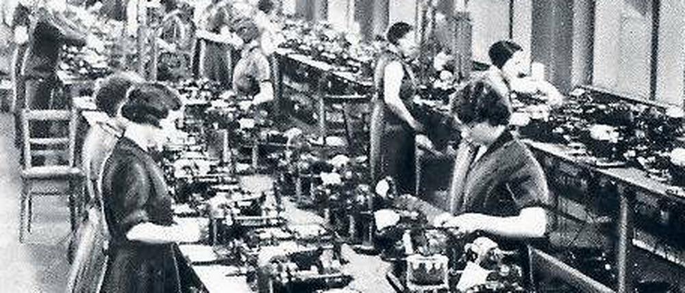 Glühbirnenfabrikation im Osram-Werk. In der ersten Hälfte des 20. Jahrhunderts war da noch viel zu tun. 2011 produzierte Osram die letzte Glühbirne in Deutschland.