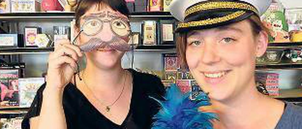Spaß an der Freude: Die "Zauberkönig"-Inhaberinnen Karen Goetzke und Kirsi Hinze bringen gerne Menschen zum Lachen.