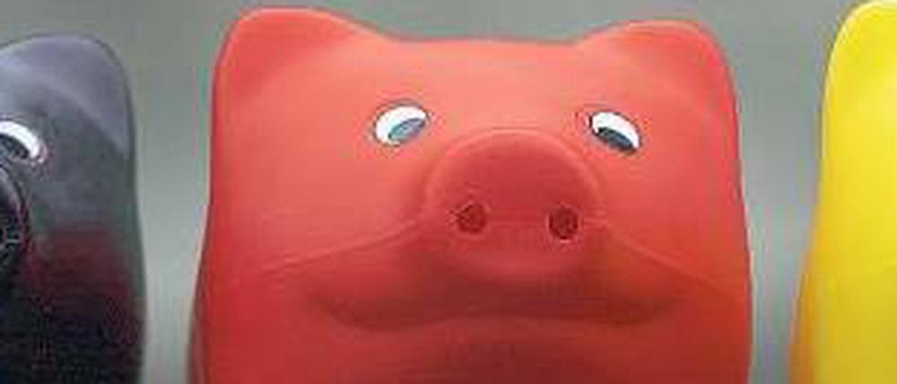 Geldvernichter. Sparschweine bringen keinen, andere Sparformen nur wenig Zins. Dennoch sehen 69 Prozent der Deutschen keinen Grund, ihre Geldanlage zu überdenken. 