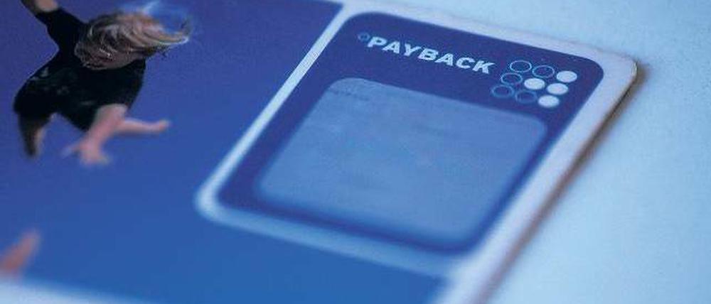 Punkten für die Prämie. In Deutschland werden Payback-Karten drei Millionen Mal pro Tag über die Kassenscanner gezogen.