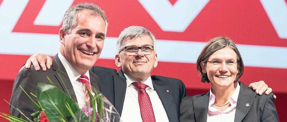 Haben gut lachen: Kassenwart Jürgen Kerner (l.) sowie die beiden Vorsitzenden Jörg Hofmann und Christiane Benner nach der Wahl am Dienstag. 