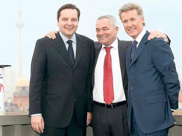 Daniel und Hans Wall zusammen mit dem neuen Firmenbesitzer Jean Francois Decaux. 