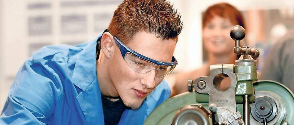 In Bautzen und Leipzig können Schülerinnen und Schüler seit 2013 zum Beispiel das Abitur und gleichzeitig eine Ausbildung zum Industriemechaniker machen.