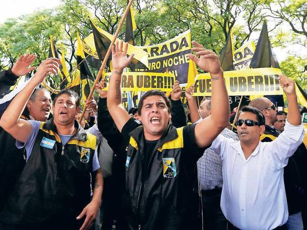 Traditionelle Taxi-Unternehmer protestieren gegen die neue Konkurrenz Uber, wie hier in Argentinien. 