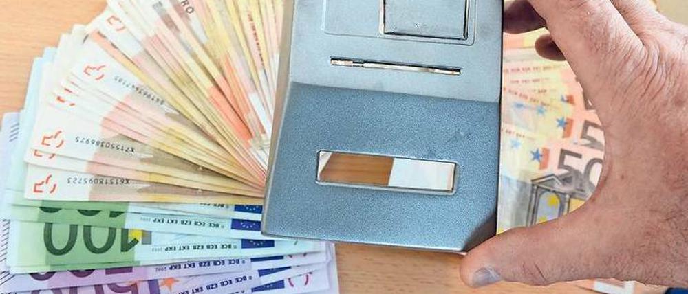  Kriminelle bringen manipulierte Kartenschlitze an Automaten an, um die Daten später zu kopieren und Geld vom fremden Konto abzuheben. 