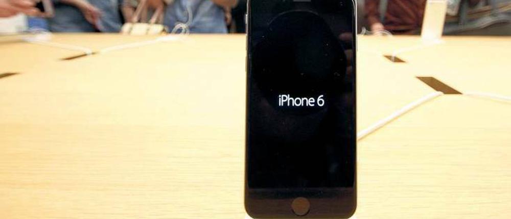 Statussymbol. Vor allem in der wachsenden Mittelschicht Chinas ist das Apple-Smartphone beliebt. Allerdings ist es mit einem Preis von umgerechnet 800 Euro auch nur für wenige Chinesen erschwinglich. Foto: AFP