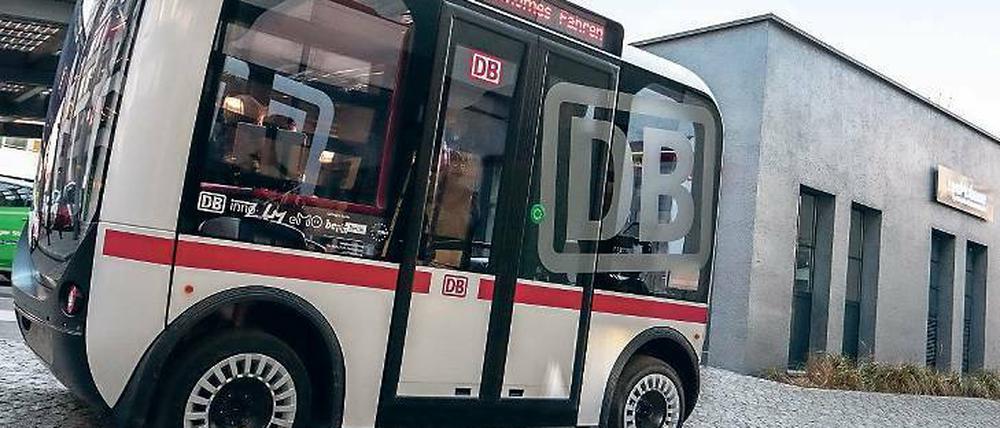 Auf Probefahrt. Der autonome Minibus Olli drehte am Freitag auf dem Berliner Euref-Gelände seine Runden.